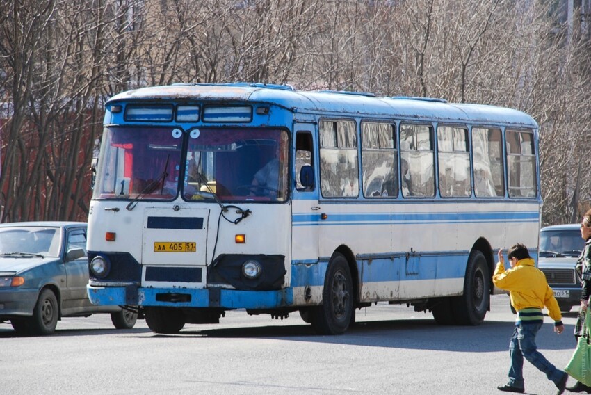 Пожалуй самый массовый городской автобус ЛИАЗ-677, редкая птица сегодняшних дорог. Но все же еще встречается. Этот я запечатлел в Мурманске в 2009 году.