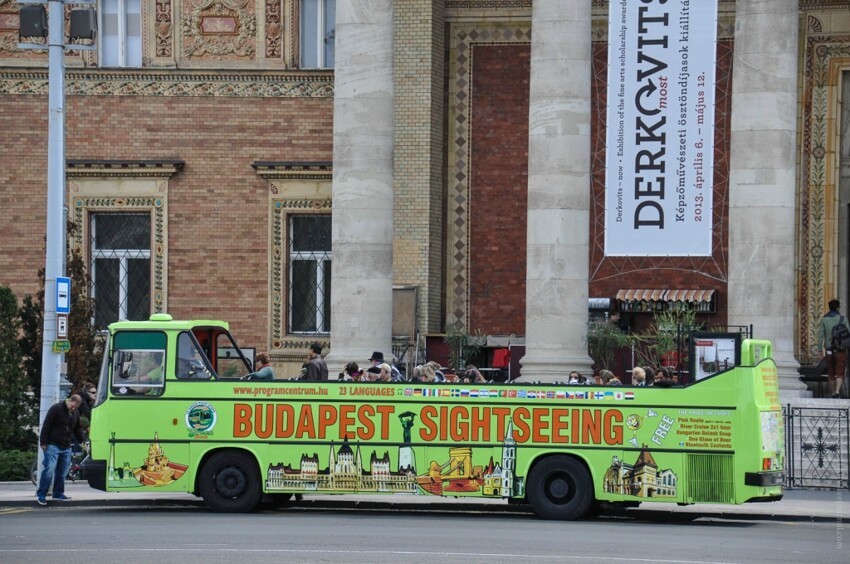 Не совсем в тему, но раз уж об автобусах пошла речь, такой вот уникальный Икарус "кабриолет" мне попал в Будапеште. Кто был в Будапеште, тот наверное видел его, так как он используется на городской туристической линии.