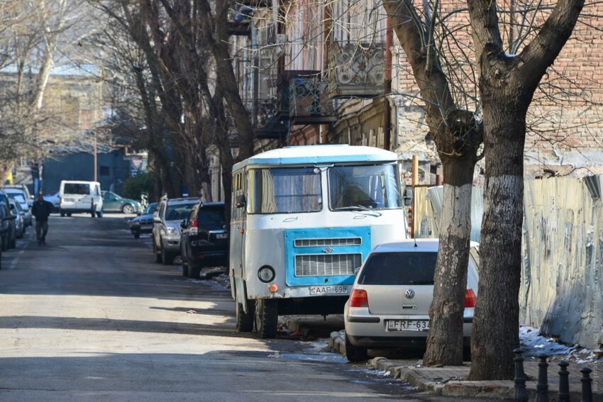  И в те годы редкий, а в наши дни тем более автобус "Кубань" встретился мне в Грузии, в Тбилиси. 