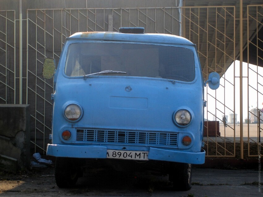Не менее редкий микроавтобус ЕрАЗ-762, выпускавшийся Ереванским автомобильным заводом с 1966 по 1996 годы на платформе Газ-21 "Волга".