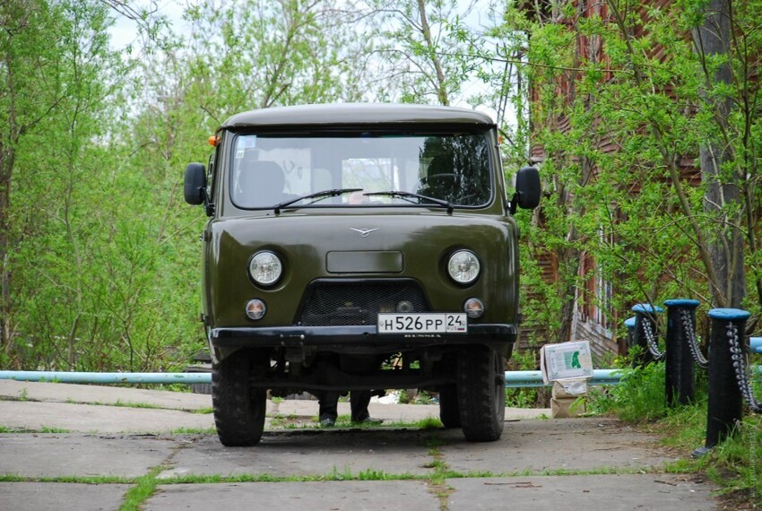 "Буханка" или УАЗ -452 до сих пор бороздит просторы дорог во всем мире. И до сих пор выпускается Ульяновским автомобильным заводом, в более современных модификациях конечно же. Этот я встретил в Игарке, Красноярского Края.