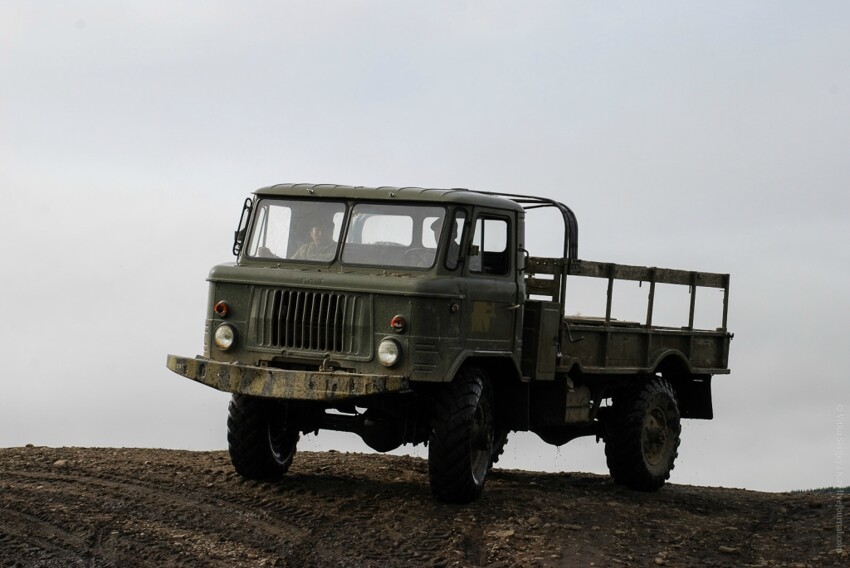 Там же удалось сфотографировать "шишигу", лихой военный грузовик Газ-66. Народное название как раз от цифр 66... ) Годы производства с 1964 по 1999.