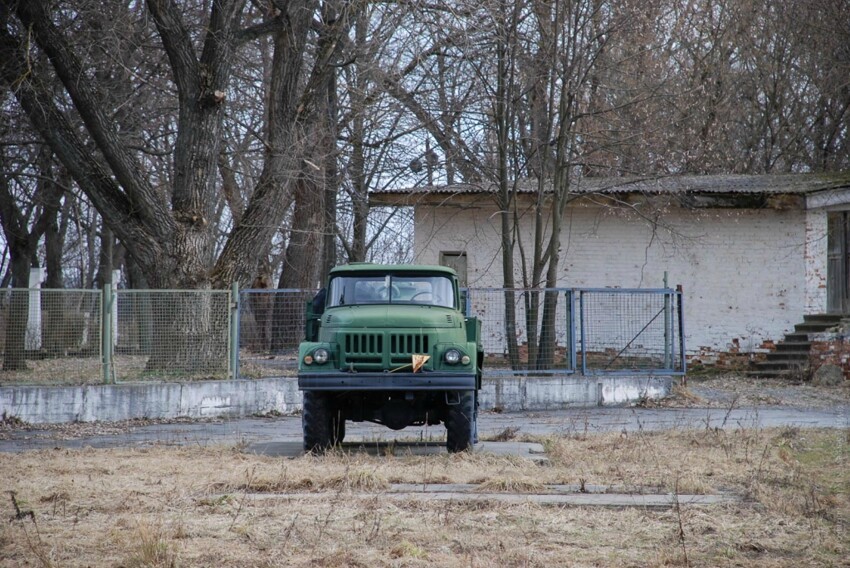  А этот военный ЗИЛ-131 уникален сам по себе. Он стоит в качестве памятника в Чернобыле, естественно этот образец участвовал в ликвидации последствий Чернобыльской аварии 1986 года.