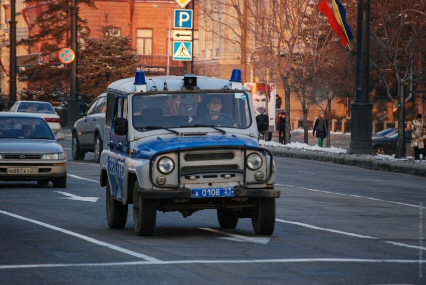  Вообще-то УАЗ-469 - советский внедорожник, знаком всем гражданам именно как "милицейский уазик", так как чаще всего он встречался именно в таком варианте. Хотя может я и ошибаюсь... Хабаровск 2010 год.