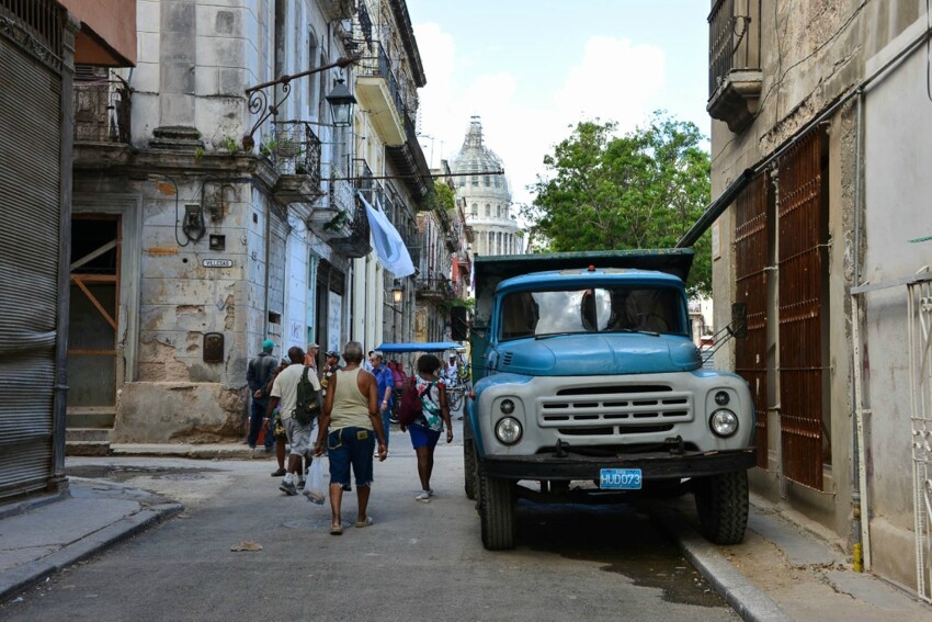 Но самым распространенным грузовиком советской эпохи мне запомнился именно ЗИЛ-130. Такие встретить можно где угодно. Я встречал на Кубе, в Камбодже, во Вьетнаме...