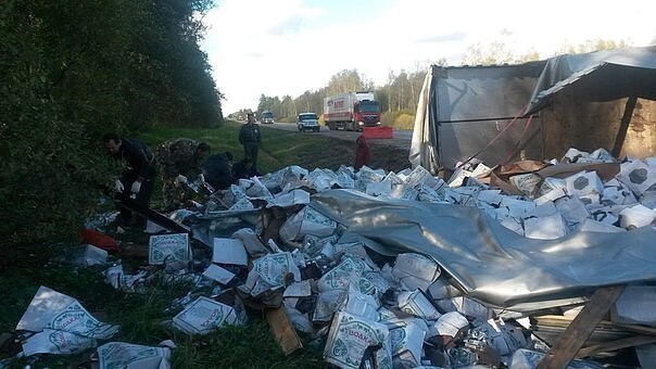 В Тверской области опрокинулась фура с водкой