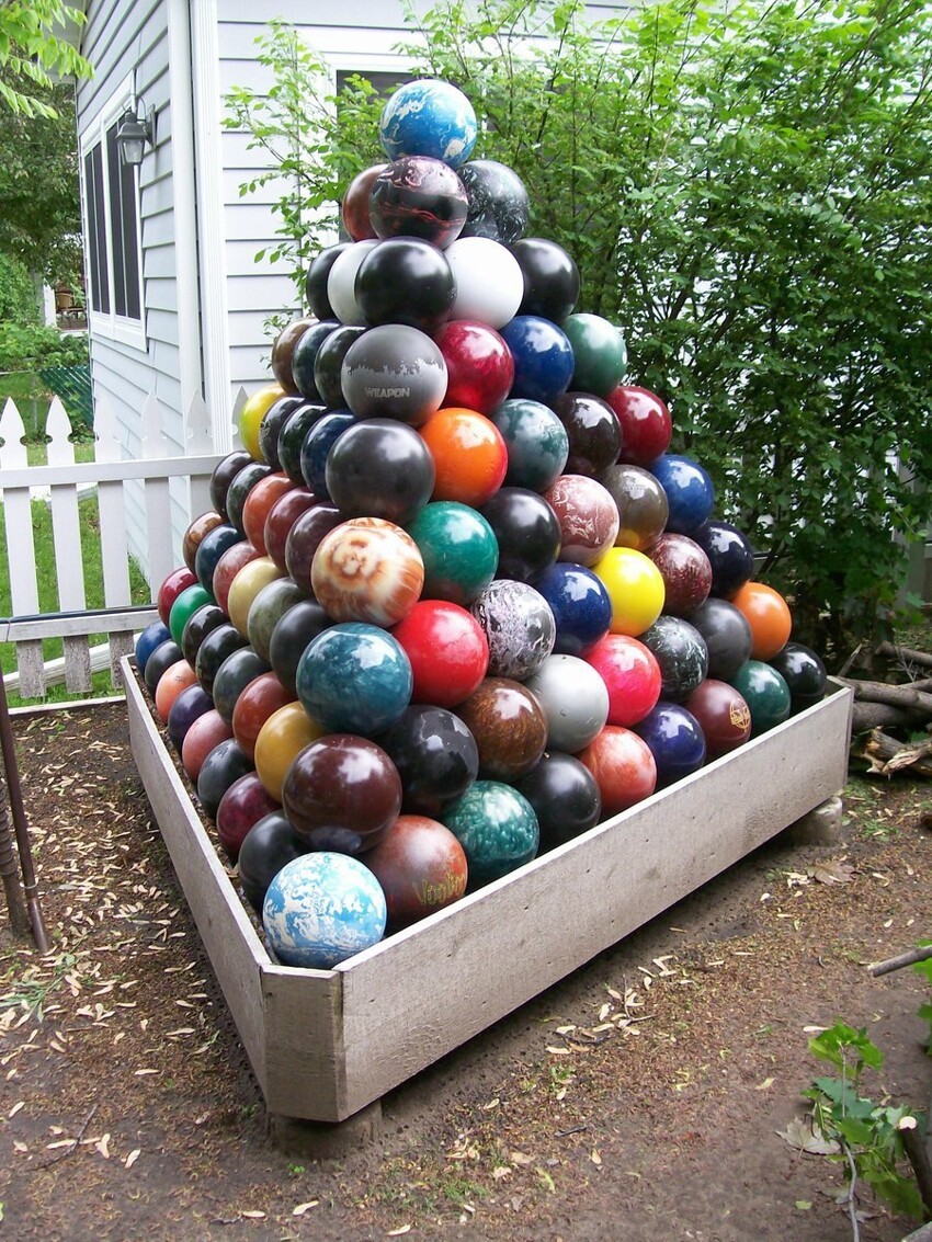 Скульптура из шаров для боулинга