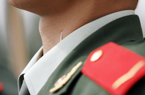 8. В Китае булавки в воротничках помогают офицерам не забывать о высоко поднятой голове 