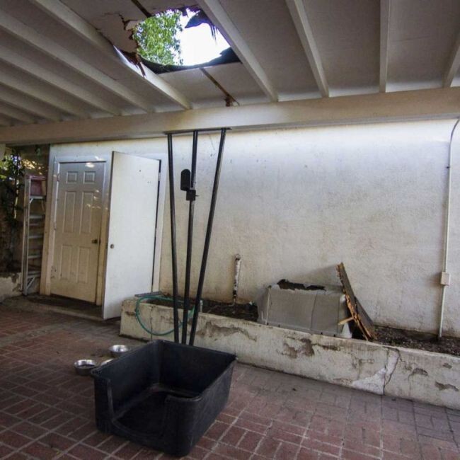 В США 11-килограммовый пакет с марихуаной упал с неба и пробил крышу дома