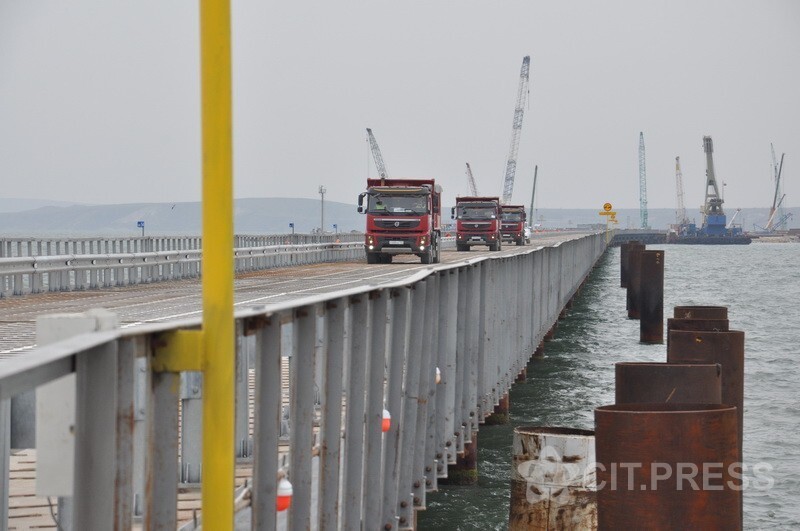 По рабочему мосту через Керченский пролив прошли первые грузовики