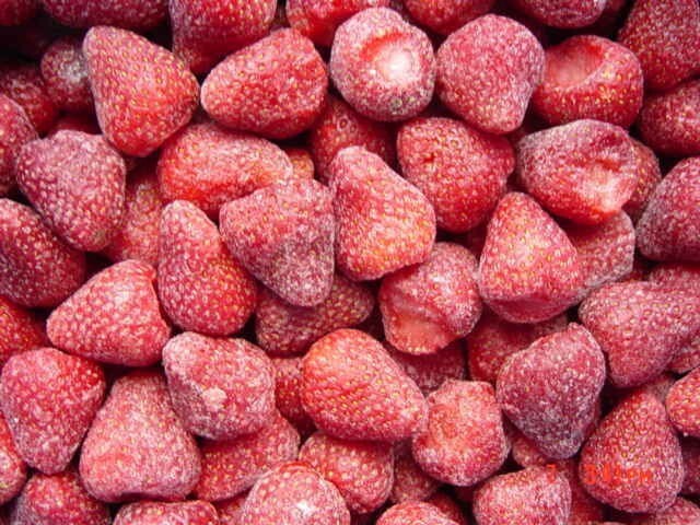 Если берешь замороженную, то до конца размораживать ее не стоит — ягода может потерять форму (хватит подержать ягоды 10 минут при комнатной температуре).