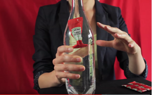 6. Заставьте упаковку от кетчупа опускаться и подниматься в бутылке воды