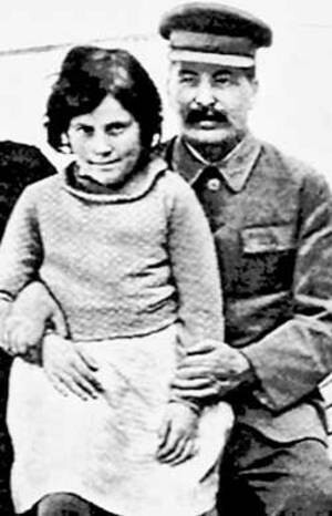 ТАК КАК ЖЕ ЖИЛ "ВОЖДЬ"?На фото: Сталин с дочерью Светланой. 1935 г.