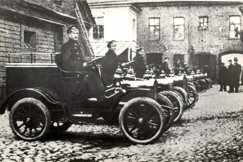 6. Почтовый автомобиль завода "Лесснер". 1905 год.