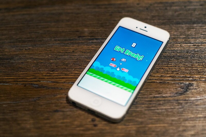 8. iPhone с установленной Flappy Bird.