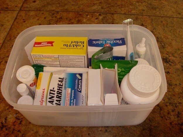 Коробка со старыми лекарствами, большинство из которых могут вас убить