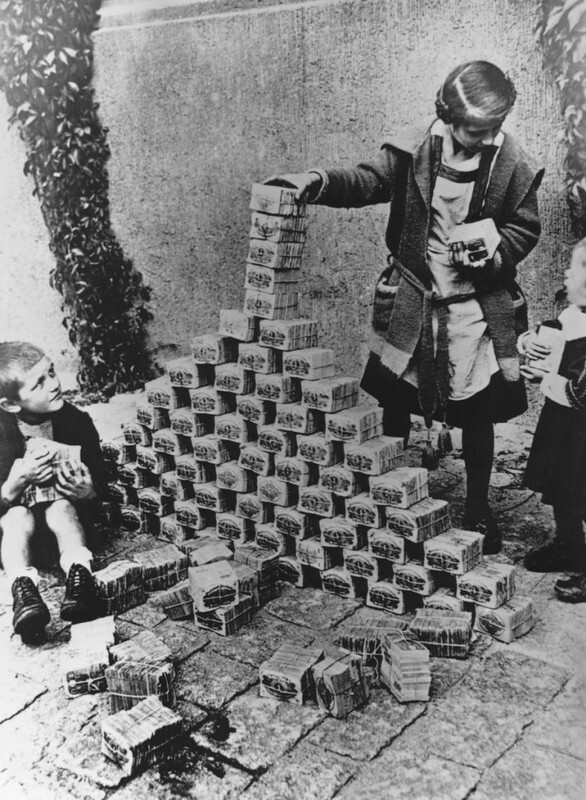 Германия, 1923 год, дети играют с пачками обесценившихся денег: