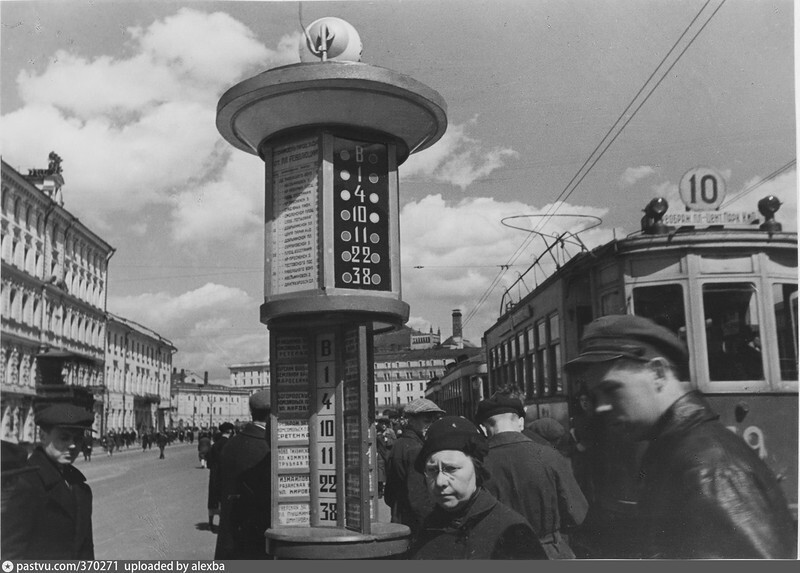 Указатель маршрутов трамваев с подсветкой на Площади Революции в Москве, 1935 год: