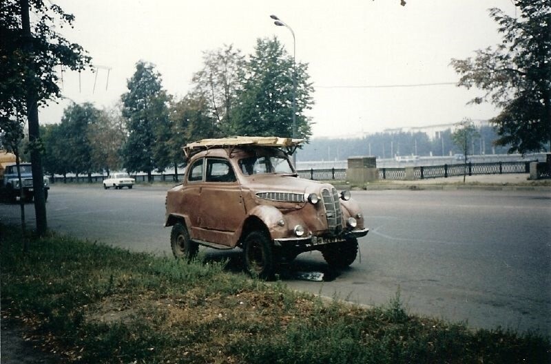  Саввинская набережная в Москве. BMW-321 плюс ГАЗ-69.1992 год: