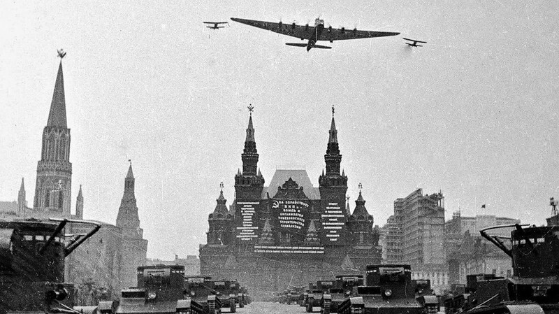 Самолет Максим Горький на Красной площади, 1935: