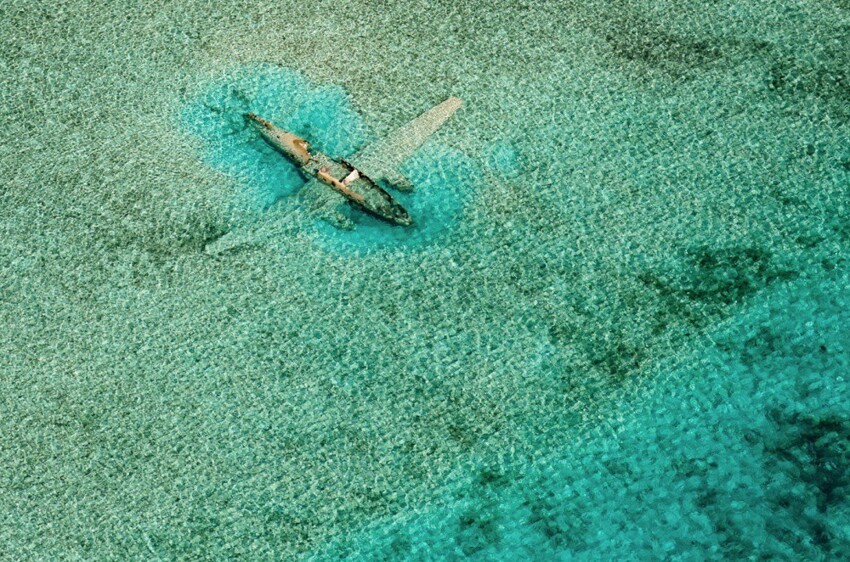 8. Затонувший в багамских водах самолет