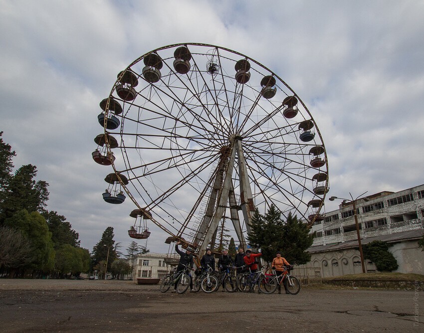 Наиболее заметный объект города - останки колеса обозрения в центральном парке