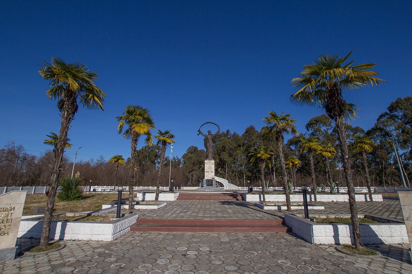 Монумент на трассе Сухум-Очамчира