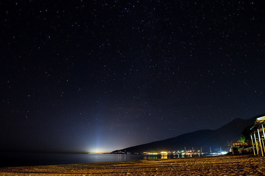 Звездное небо на пляжами Гагр. Яркое пятно - строящийся Олимпийский парк