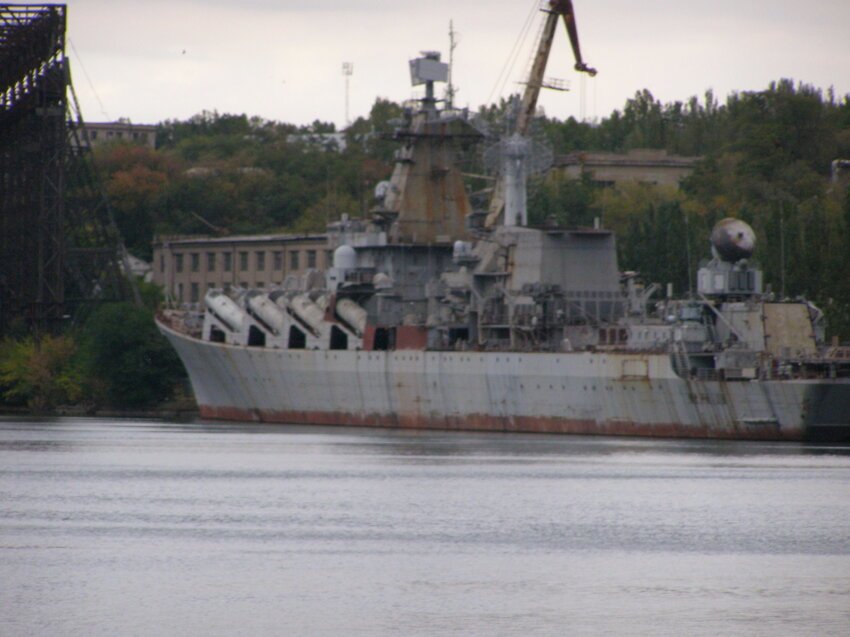Бывший советский крейсер стал ржавым и неподвижным олицетворением позора ВМС Украины. 