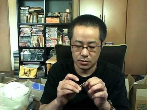 Японский стример играет со спичками 
