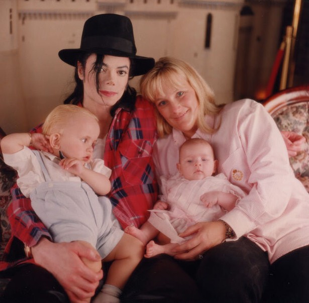 Майкл Джексон с детьми и их мамой