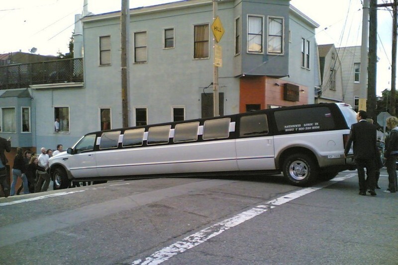 Маленькая дорога. Фото о том, как большой белый лимузин превратился в эффектный шлагбаум.