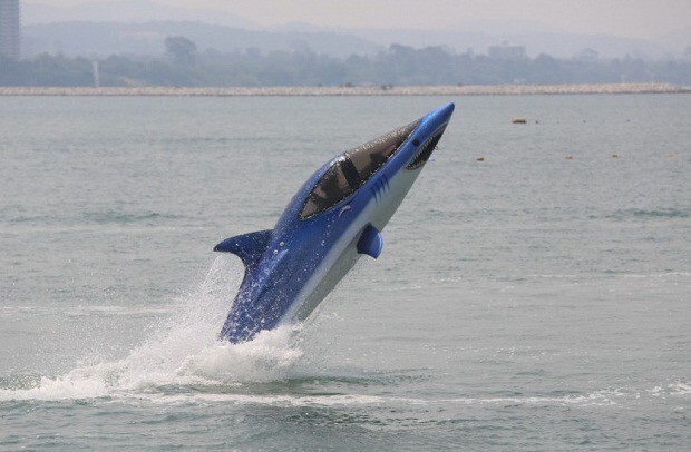 Водный скутер в форме акулы