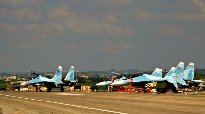 На авиабазе "Хмеймим" около Латакии в Сирии размещены, в частности, несколько истребителей СУ-30СМ.