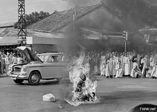 Тич Куанг Дук, буддистский священник в Южном Вьетнаме, сжёг себя, протестуя п...