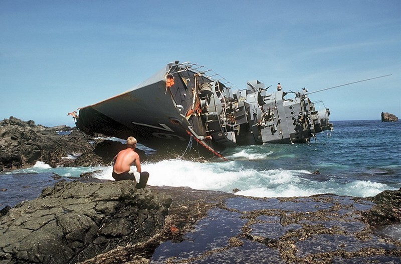 сминец ВМФ Филиппин Datu Kalantiaw (PS-76), выброшенный на скалы. Остров Калаян. Республика Филиппины. 21 сентября 1981 года: