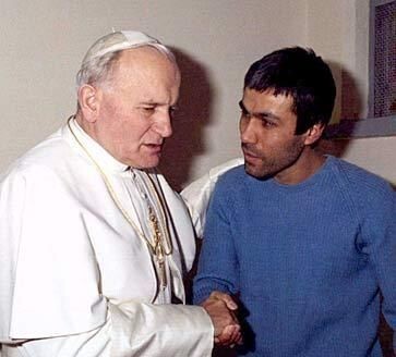 Папа Римский Иоанн Павел и человек, который пытался его убить.