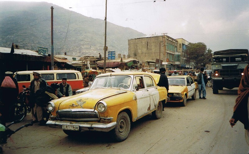 Даже в начале 21 века многие советские машины были ещё на ходу. "Волга"-такси в Кабуле 2002 г.: