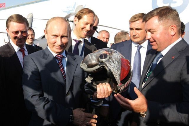 Владимир Путин принимает в подарок авиационный шлем на международном авиакосмическом салоне «МАКС-2011»
