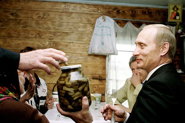 Владимир Путин и во время визита в деревню Кузькино в Самарской области 1 сентября 2000 года.