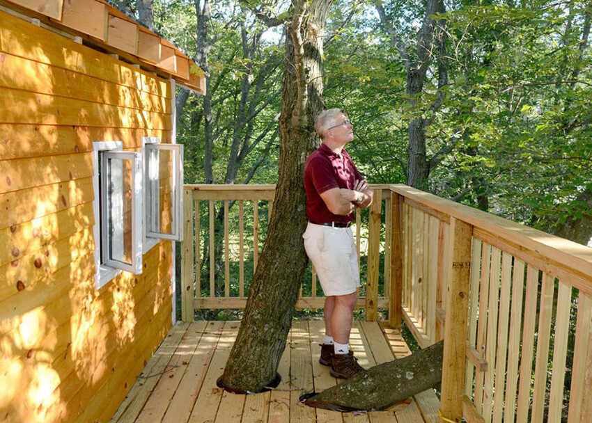 Дед построил для внуков эпический трехэтажный дом на дереве