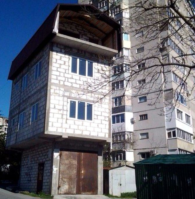 Наши архитекторы-любители способны превратить балкон в квартиру, а гараж - в многоэтажку