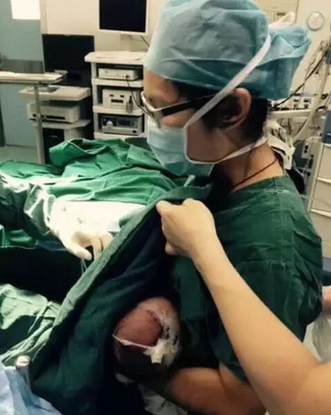 Медсестра с золотыми сердцем накормила младенца грудью во время операции