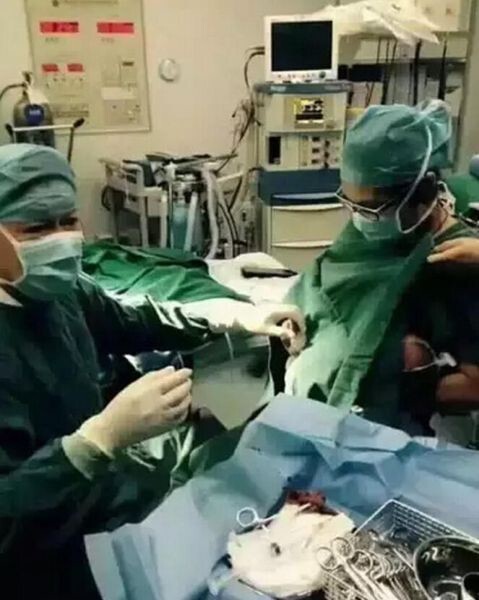 Медсестра с золотыми сердцем накормила младенца грудью во время операции