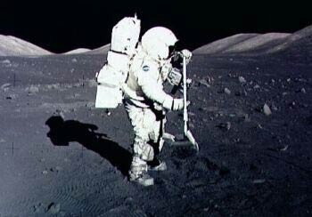 Астронавт Гаррисон Шмитт собирает лунный грунт (архив НАСА)