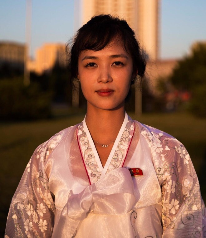 "Находясь в Северной Корее как турист, вы должны следовать определённому расписанию и принять тот факт, что вы сможете посетить лишь определённые места. Многие женщины, которых я фотографировала, впервые общались с иностранкой!"