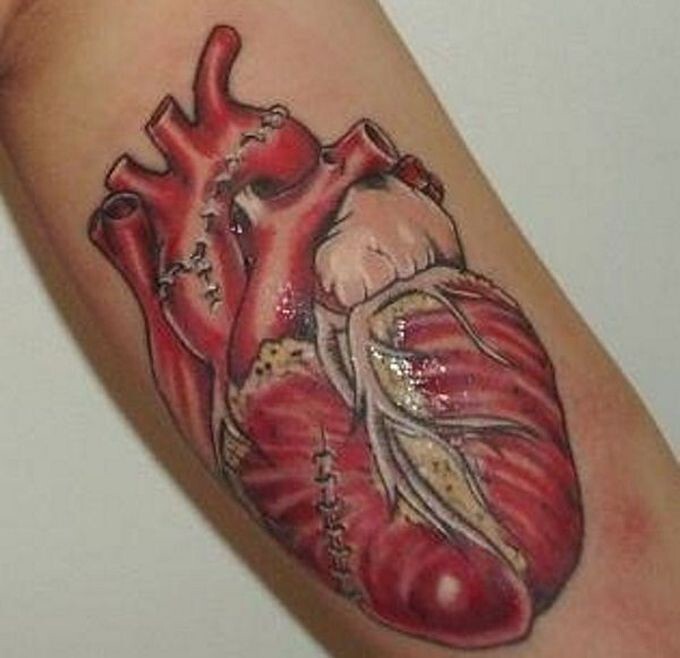 10 внушающих страх анатомических тату сердце