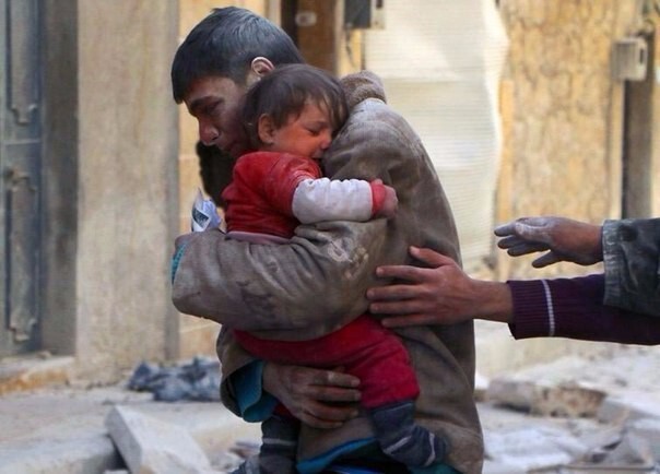 Подросток спасает свою сестру из-под руин дома в Сирии