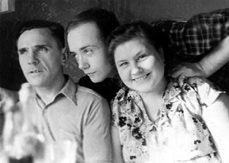 Леонид Вячеславович с родителями ,середина пятидесятых годов