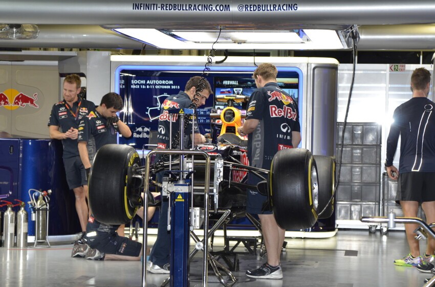 Red Bull Racing... работа кипит